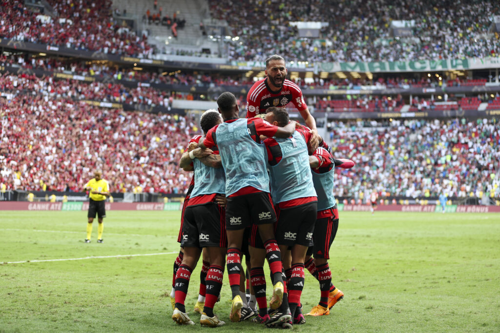 Time do Flamengo comemora gol marcado contra o Palmeiras