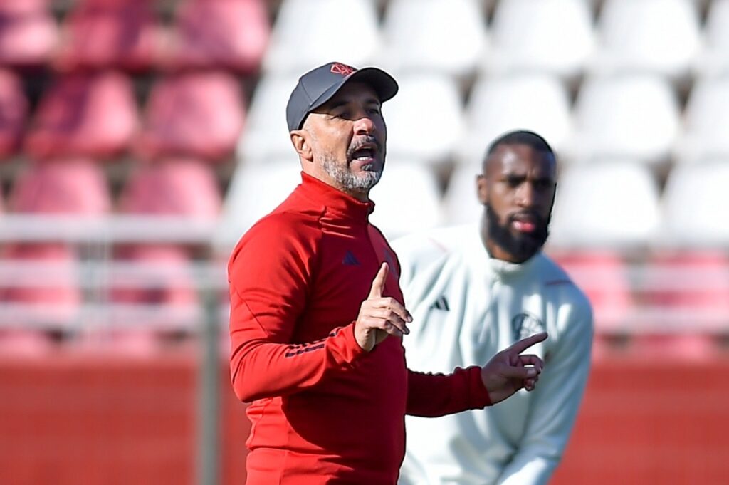 Vitor Pereira e Gerson em treinamento do Flamengo no Marrocos; treinador definiu meia como substituto de Gerson para enfrentar o Vasco