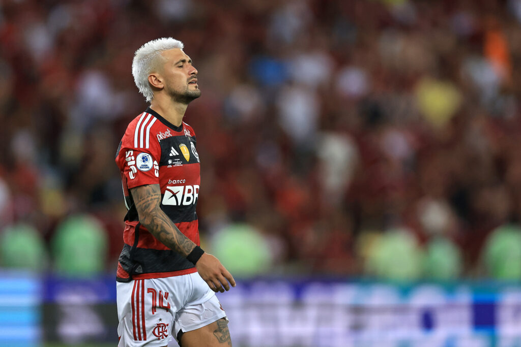 Arrascaeta em campo pelo Flamengo na Recopa Sul-Americana; uruguaio desperdiçou cobrança e time ficou com vice do torneio
