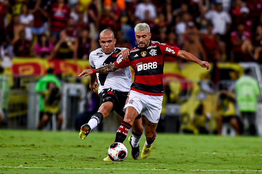 Arrascaeta em campo pelo Flamengo em clássico contra o Vasco no Carioca