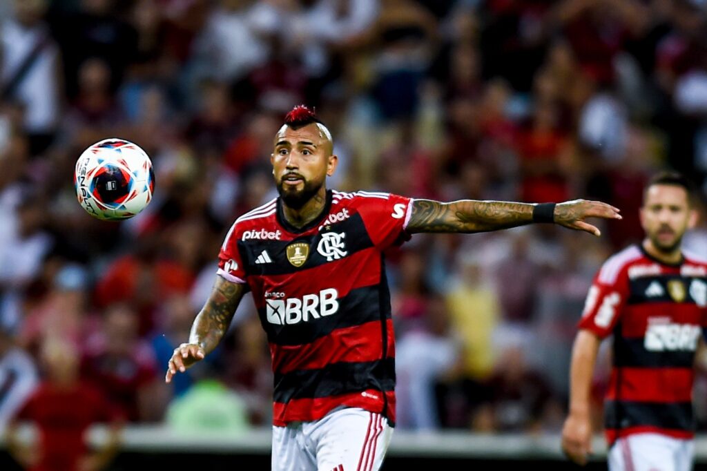 Arturo Vidal em jogo do Flamengo; jogador deixou o clube, lesão de Bruno Henrique, próximos jogos e as últimas notícias