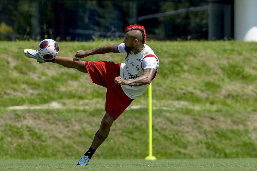 Arturo Vidal em treino do Flamengo; jogador participou de treino de Sampaoli após ficar afastado por cirurgia