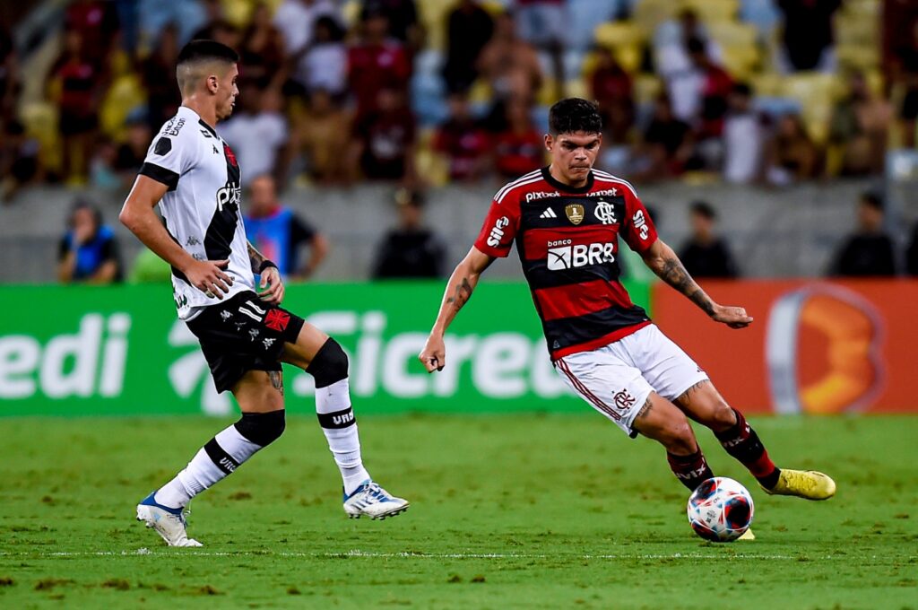 Ayrton Lucas em jogo do Flamengo contra o Vasco no Carioca; FERJ divulgou borderô do clássico e renda dos clubes