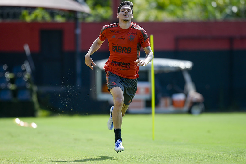 Ayrton Lucas em treino do Flamengo; patrocinador Socios, que estampava camisa de treino, renegociou contrato com o Mengão