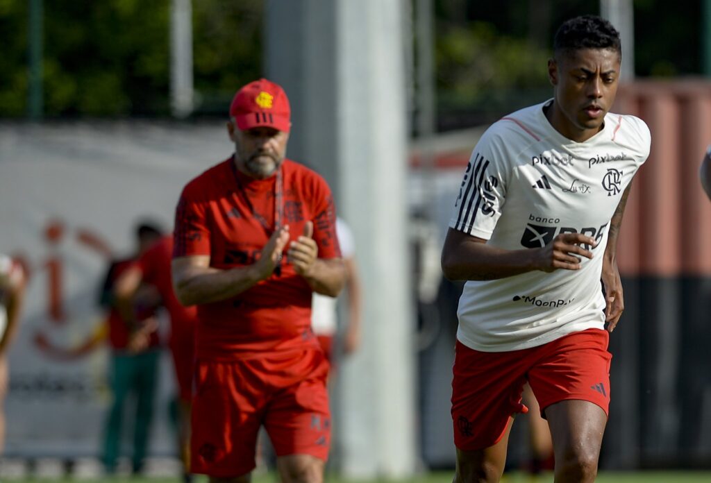 Bruno Henrique em treino do Flamengo após retornar de lesão