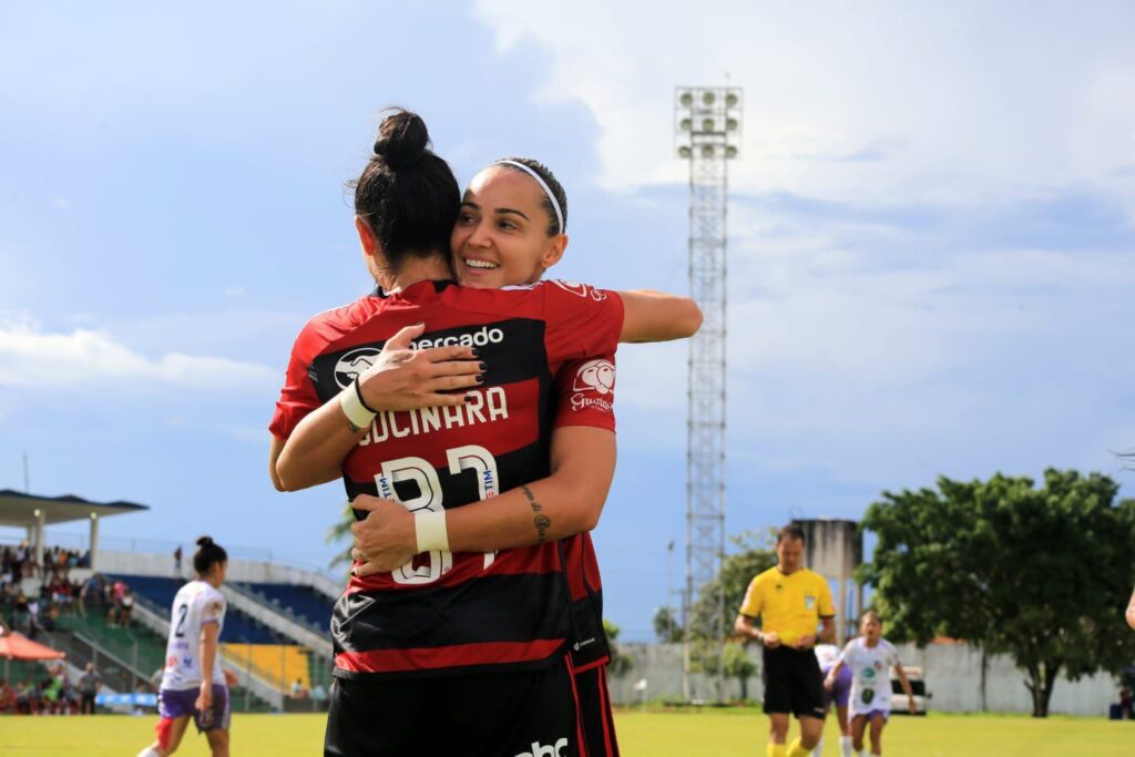 Crivelari comemora gol com Jucinara; atacante marcou gol da vitória do Flamengo sobre o Atlético-MG no Brasileirão Feminino