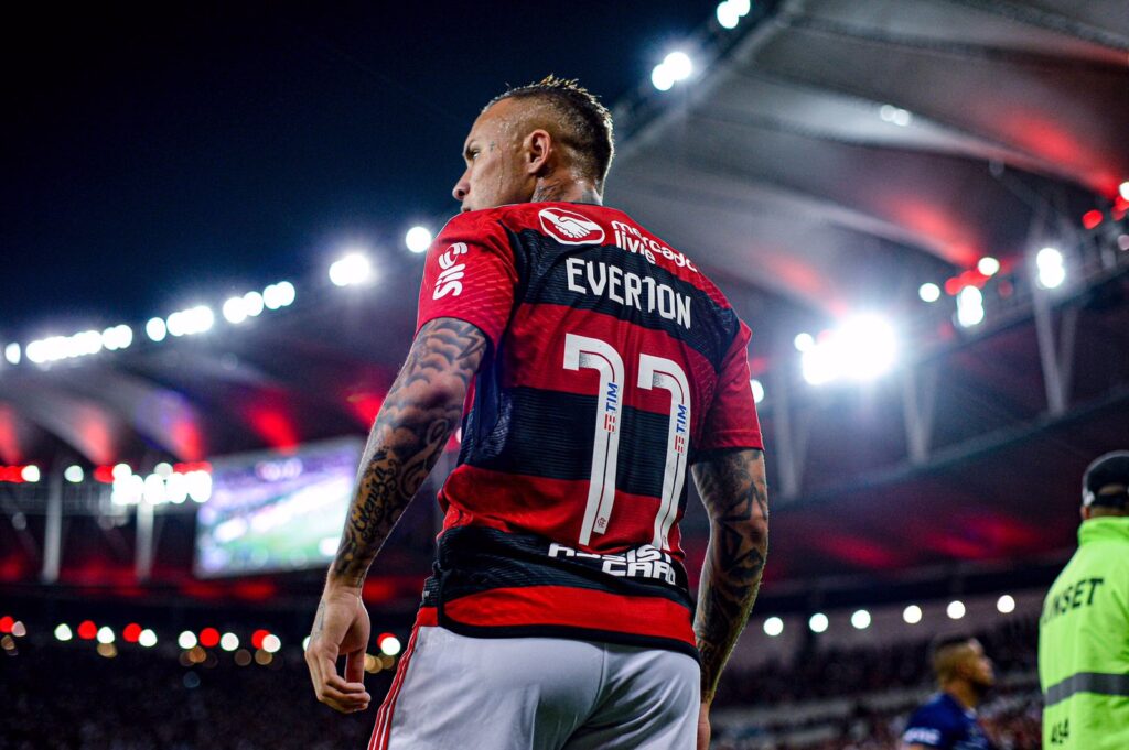 Everton Cebolinha em jogo do Flamengo; Isa Ranieri, esposa do atacante, anunciou que Cebolinha será pai