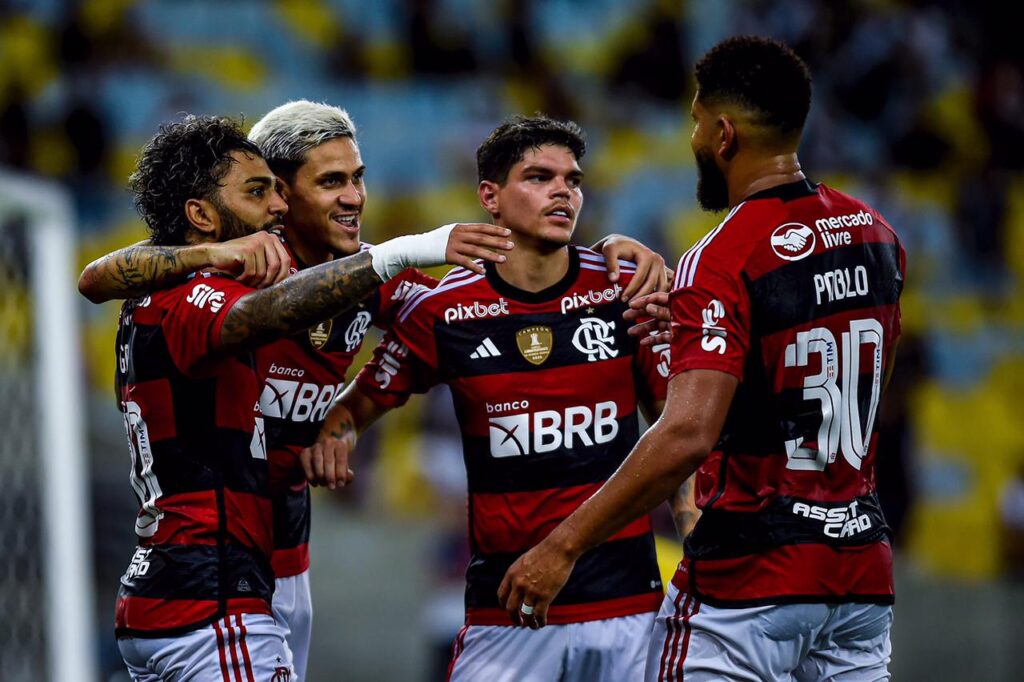 Jogadores do Flamengo comemoram gol em jogo contra o Vasco na semifinal do Carioca