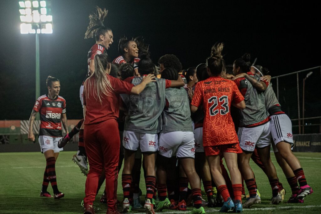 Time do Flamengo Feminino comemorando vitória; Mengão venceu o Athletico por 1 a 0 pelo Brasileirão Feminino