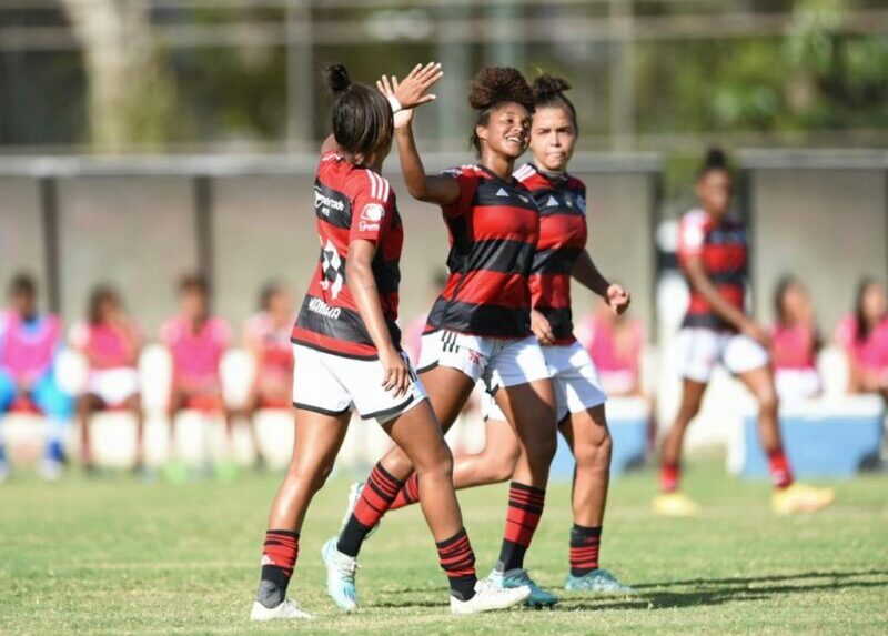 Jogadoras do Flamengo comemoram gol em partida do Brasileirão Feminino Sub-20; Mengão venceu o Cefama