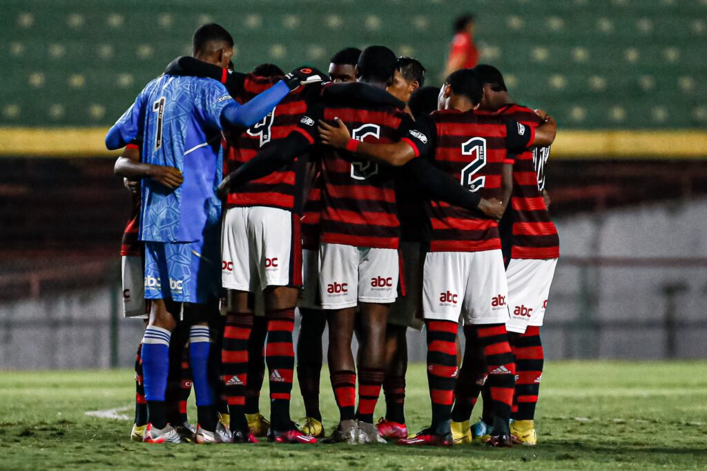Time do Flamengo reunido antes de jogo; equipe perdeu clássico para o Vasco pelo Carioca Sub-20