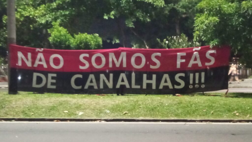 Faixa de torcedores protestando na Gávea, sede do Flamengo