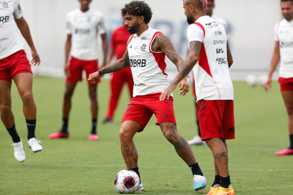 Gabigol e Vidal em treino do Flamengo; Vitor Pereira deve escalar no time titular para enfrentar o Vasco no Carioca