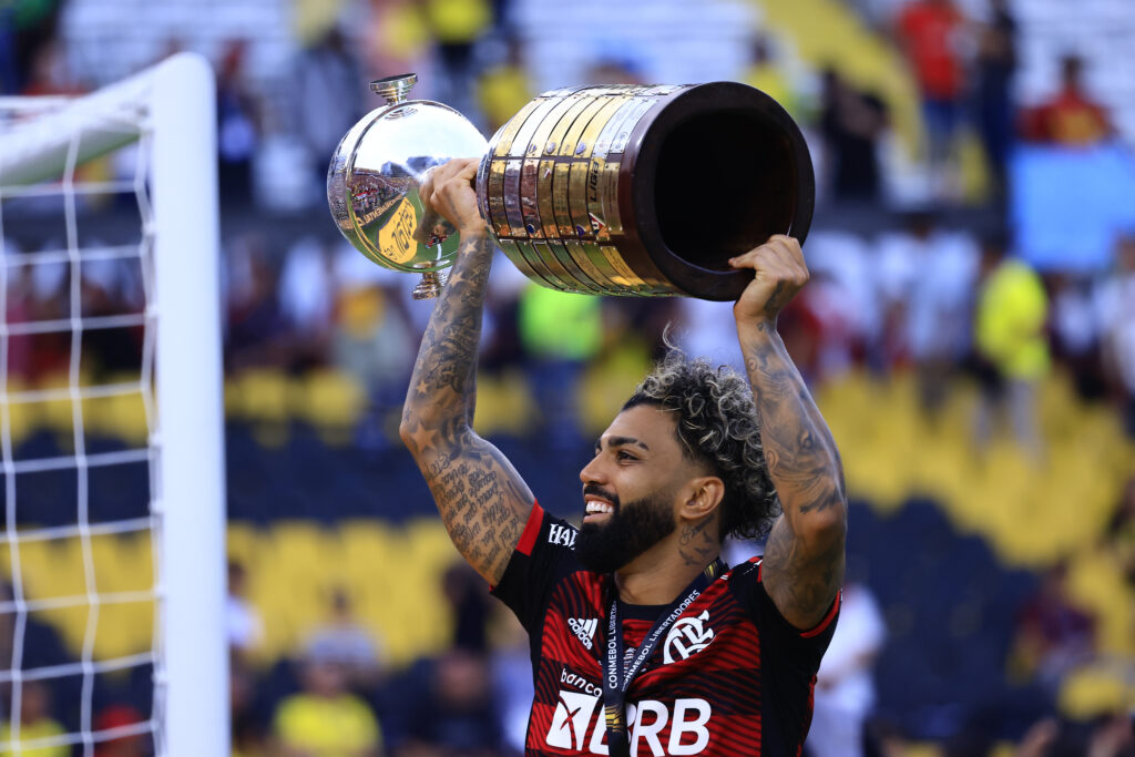 Gabigol com a taça da Libertadores da América conquistada pelo Flamengo em 2022