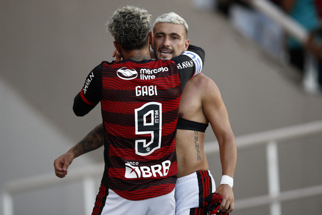 Arrascaeta e Gabigol em jogo do Flamengo; jogadores desfalcaram o time no quarto treino consecutivo antes da final do Carioca