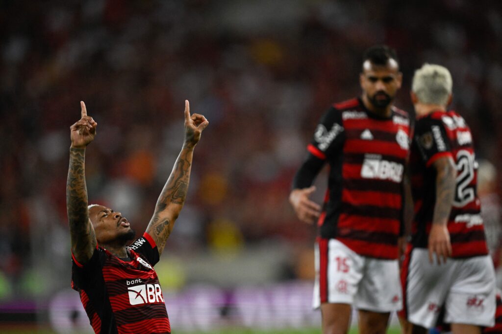 Marinho comemorando gol pelo Flamengo; atacante está negociando com o Bahia e pode deixar o clube