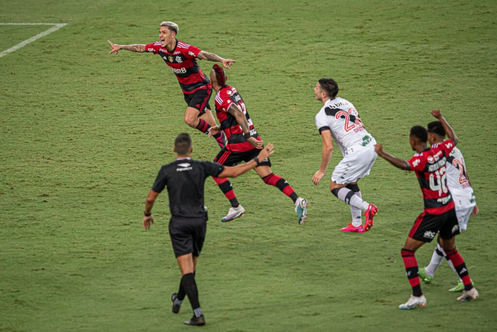 Pedro, Vidal e Matheus França comemoram gol do Flamengo contra o Vasco; perfil do Maracanã provou o rival do Fla após classificação no Carioca