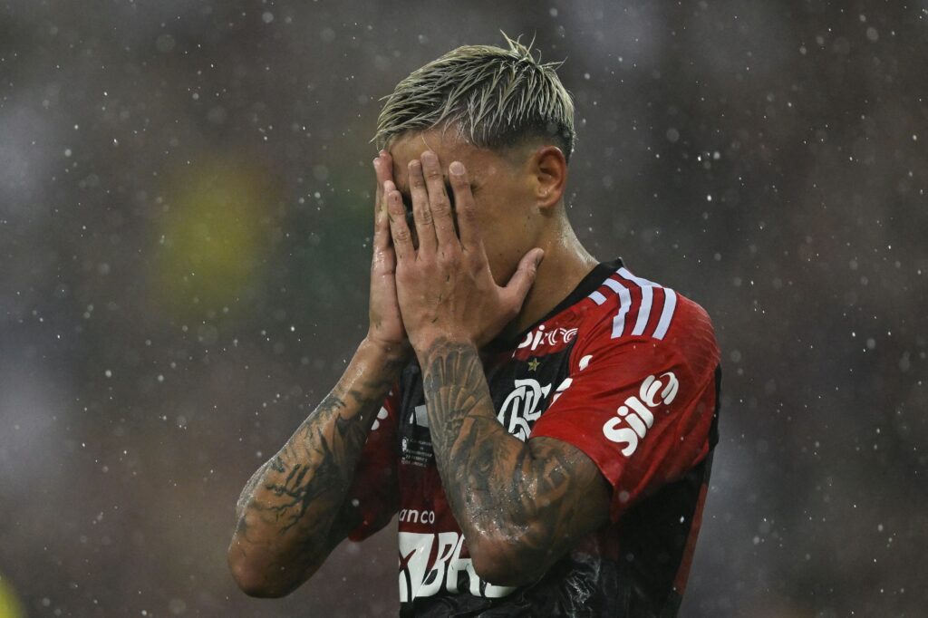 Pedro em campo pelo Flamengo contra o Del Valle na Recopa; time perdeu nos pênaltis e ficou com vice da competição