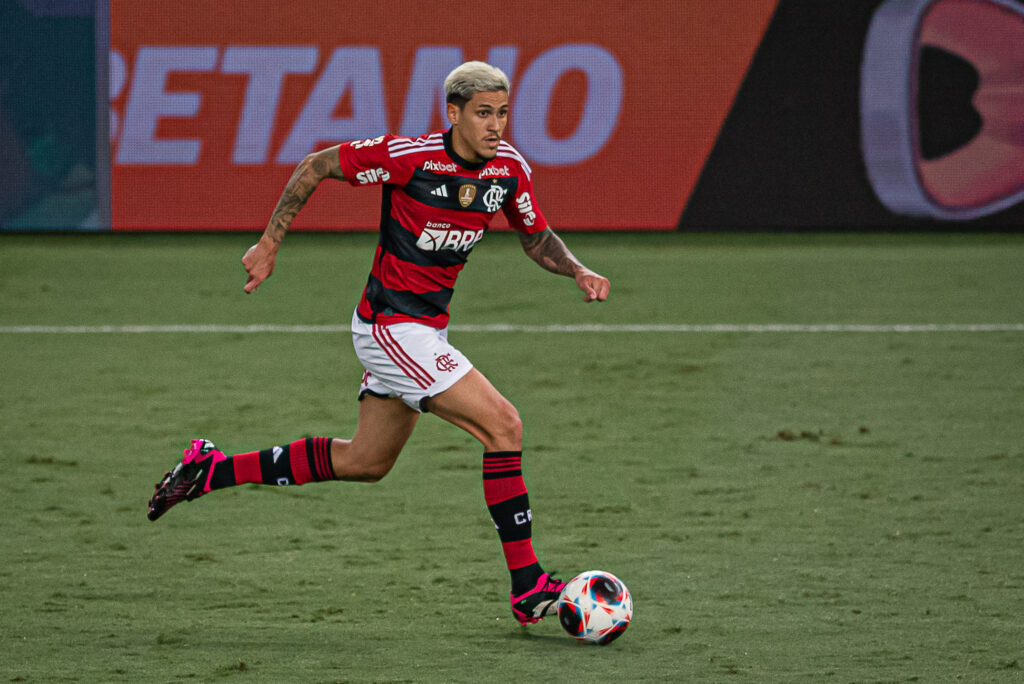 Pedro em campo pelo Flamengo; FERJ definiu arbitragem para finais do Carioca