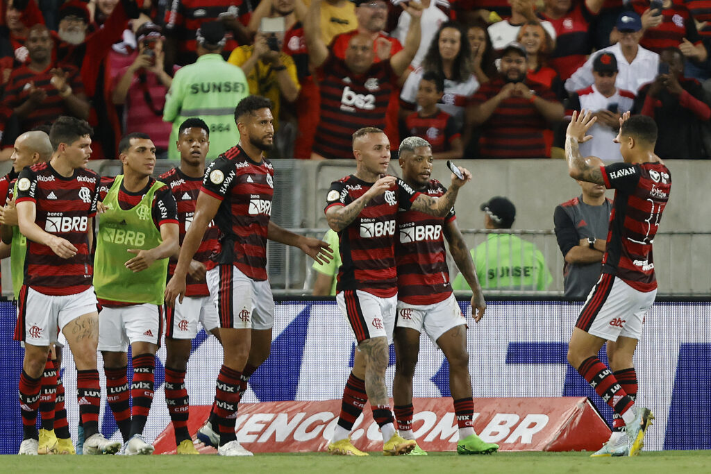 Cebolinha, Marinho e o time do Flamengo comemorando gol; dupla de atacantes foi absolvida pelo TJD-RJ