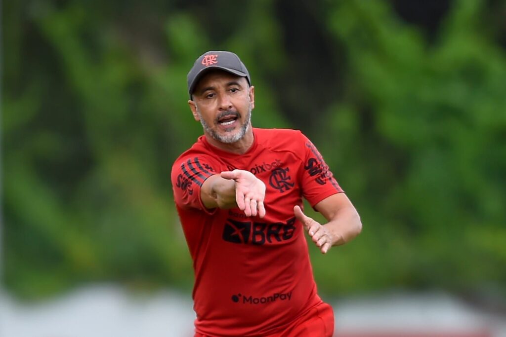 Técnico Vitor Pereira em treino do Flamengo; treinador explicou a opção por Gabigol no time reserva contra o Fluminense