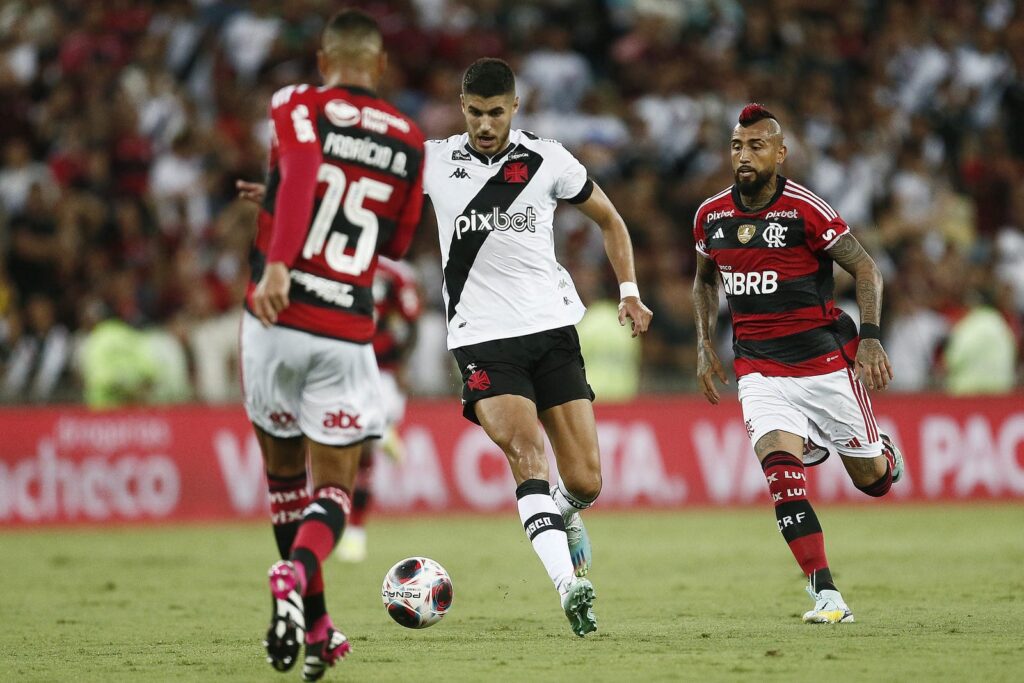 Vasco realiza alteração de última hora na equipe titular contra o Flamengo