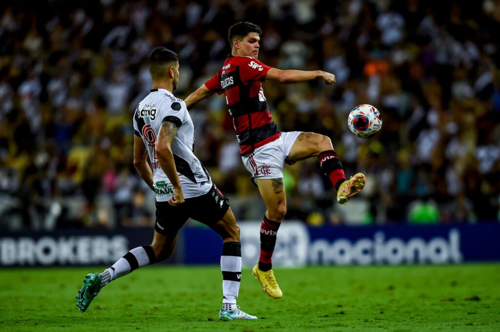Ayrton Lucas durante clássico entre Flamengo e Vasco