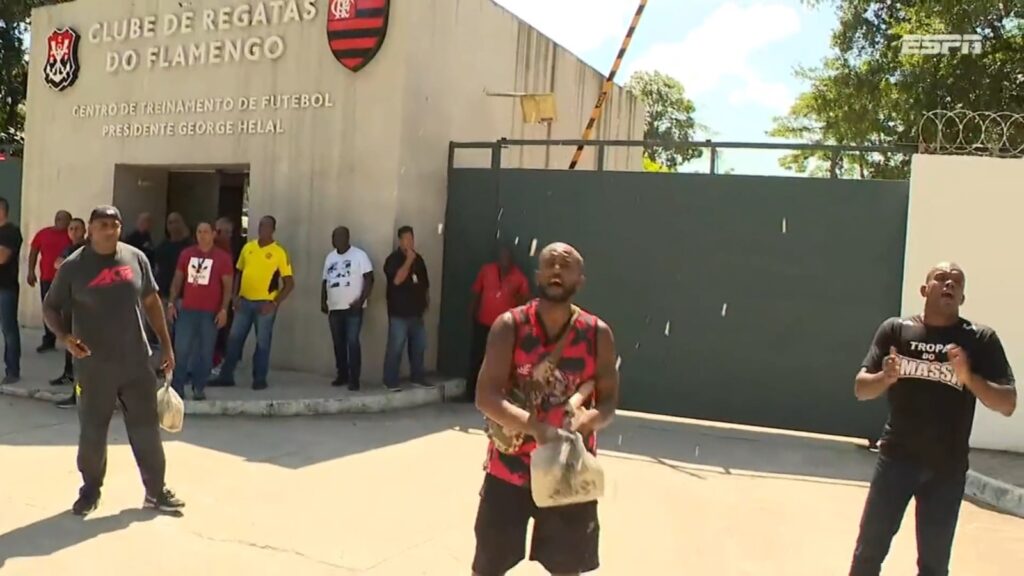 Torcedores do Flamengo protestam no Ninho do Urubu e jogam pipoca para o alto