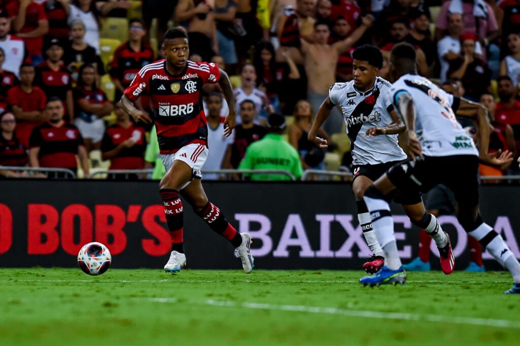 Flamengo e Vasco se enfrentam pelo Carioca