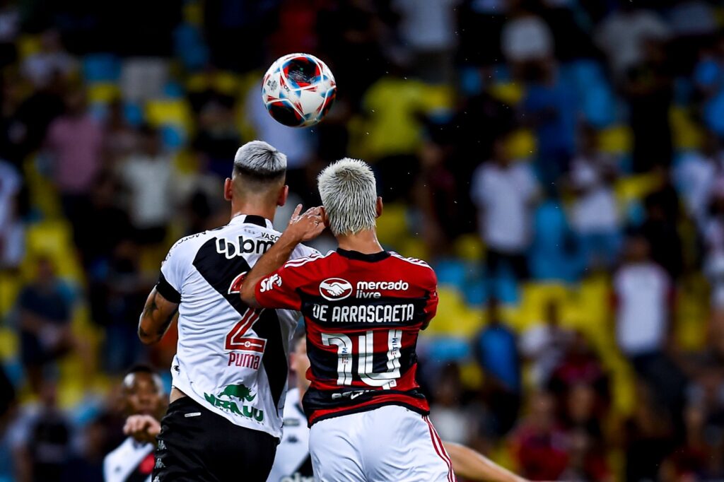 Arrascaeta disputa bola em Flamengo x Vasco