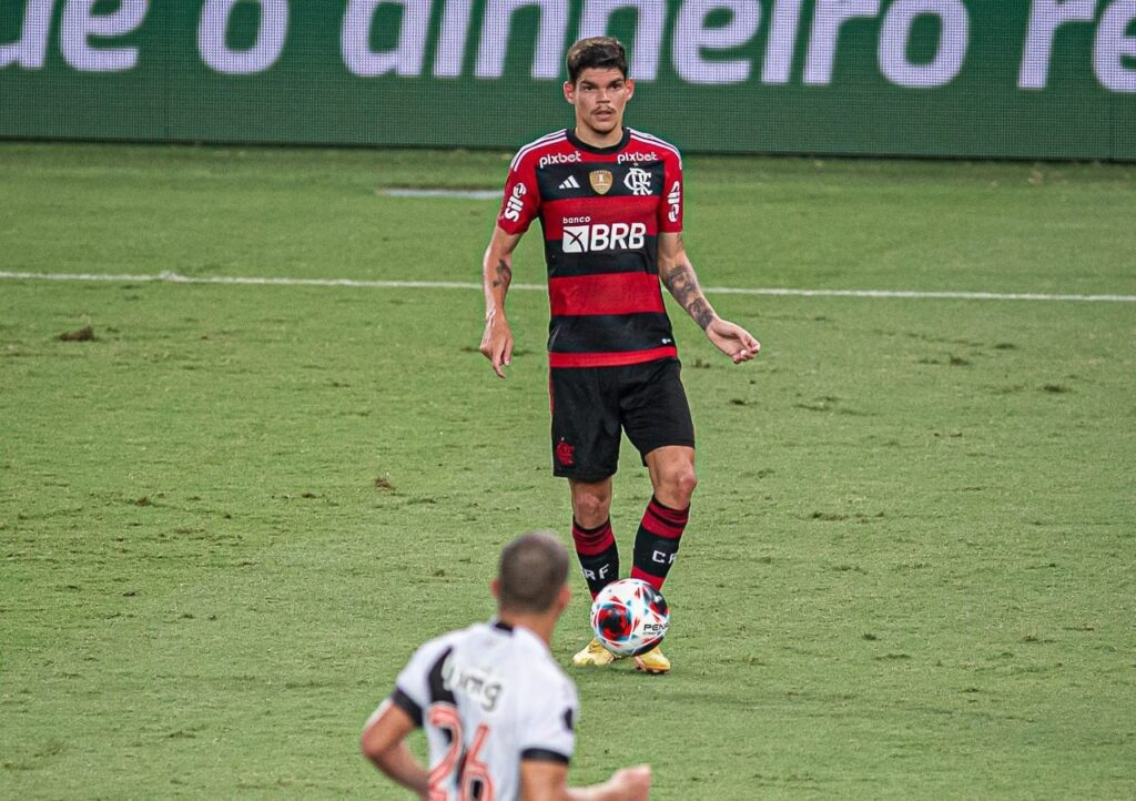Ayrton Lucas no confronto entre Vasco e Flamengo