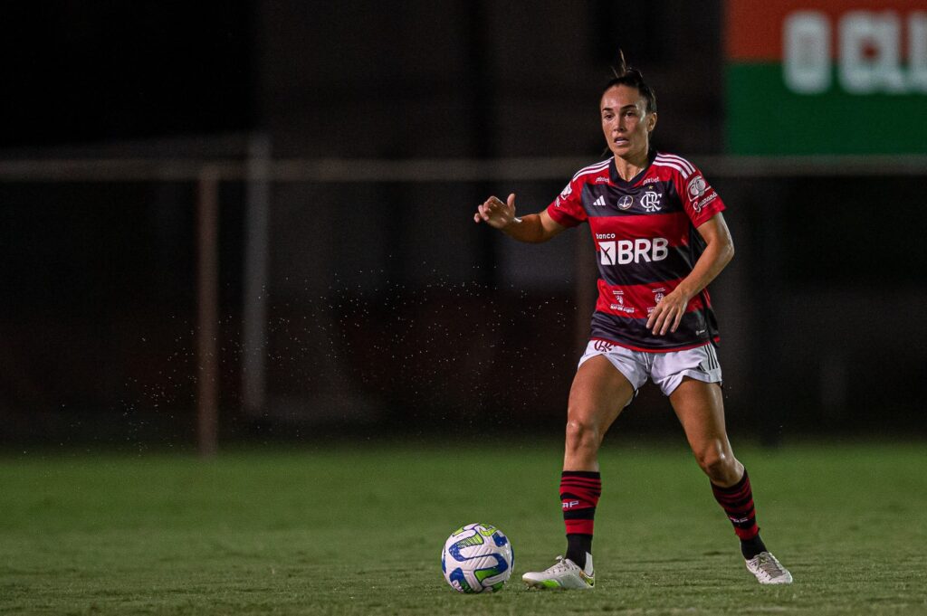 Agustina, zagueira do Flamengo Feminino; atleta revelou expectativas para jogo contra o Ceará pelo Campeonato Brasileiro
