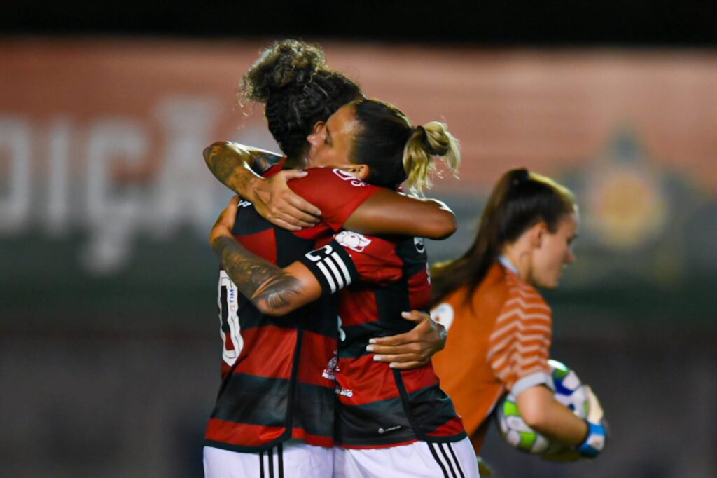 Meninas da Gávea comemoram vitória do Flamengo sobre o Avaí
