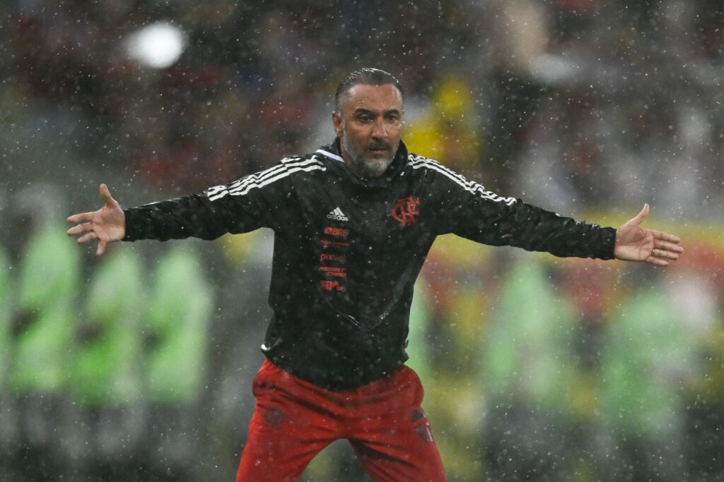 Vitor Pereira comandando o Flamengo na Recopa; Galvão Bueno criticou escolhas do treinador
