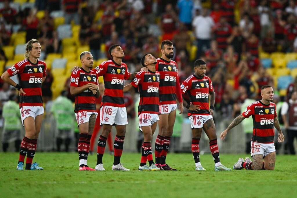 Jogadores do Flamengo perfilados; Fla é o time que mais sofreu gols entre os 20 clubes da Série A do Brasileirão
