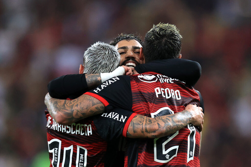 Pedro, Gabigol e Arrascaeta se abraçam após gol do Flamengo