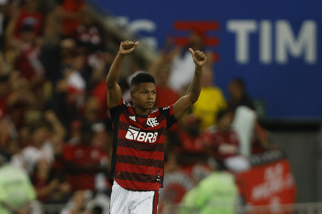 Matheus França em campo pelo Flamengo; jogador pode ser vendido ao Chelsea e entrar para vendas mais caras do clube