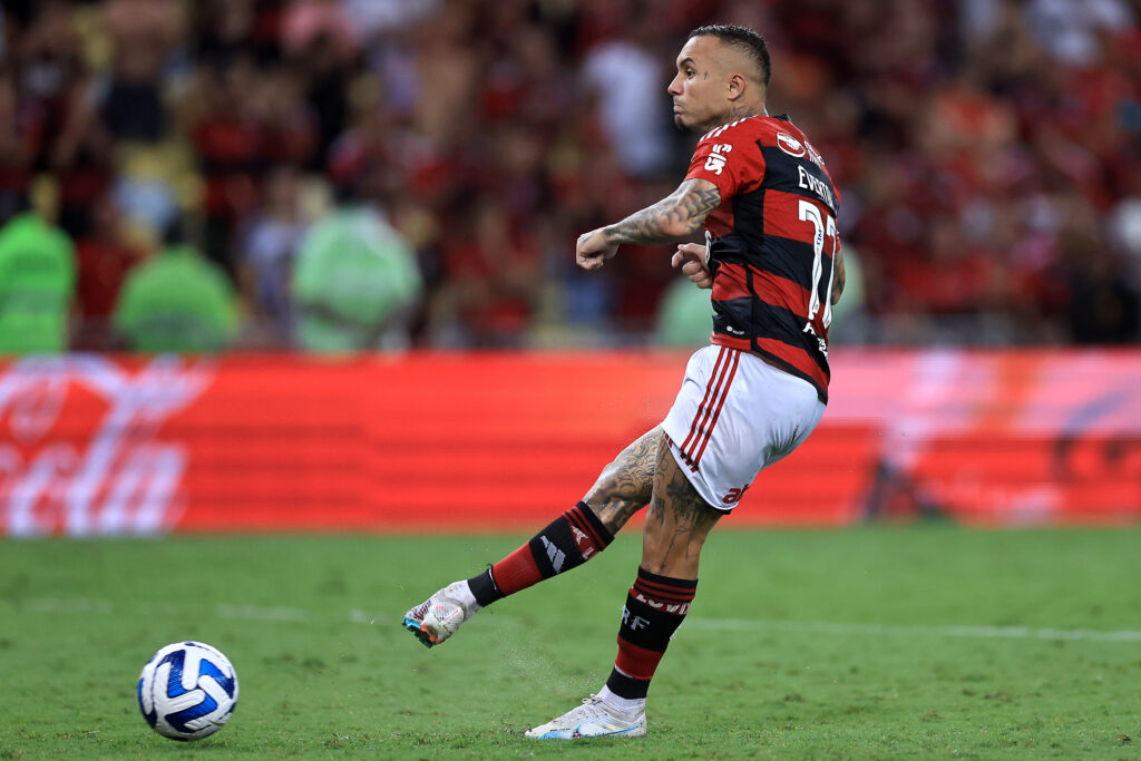 Everton Cebolinha cobra pênalti pelo Flamengo