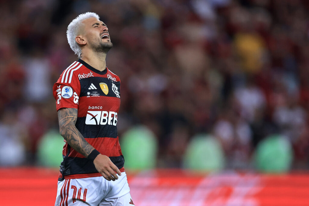 Arrascaeta em campo pelo Flamengo; meio-campista é um dos desfalques do Flamengo para enfrentar o Fluminense na final do Carioca