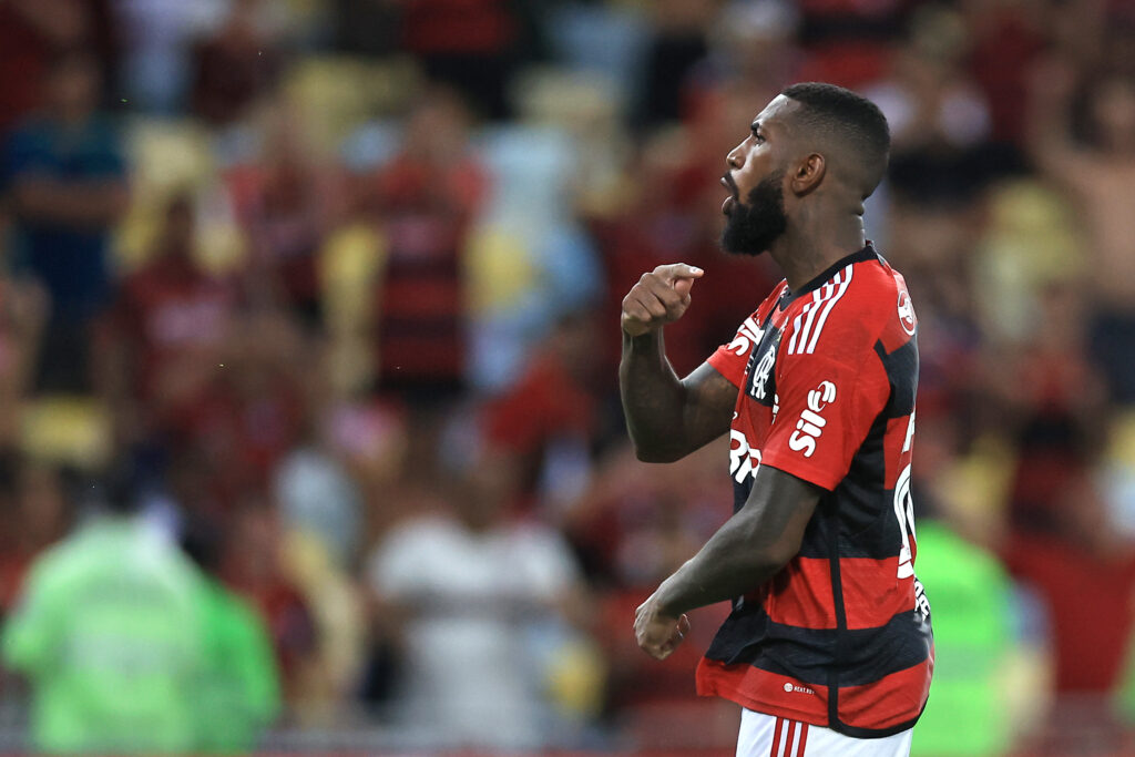 Gerson durante jogo do Flamengo pela Recopa