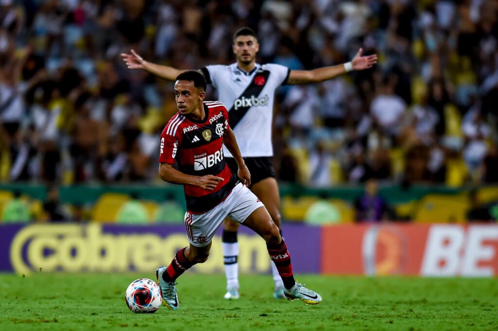 Matheus Gonçalves desmentiu enfaticamente que seja vascaíno em uma live no tik tok; atacante tem fotos com camisa do rival do Flamengo