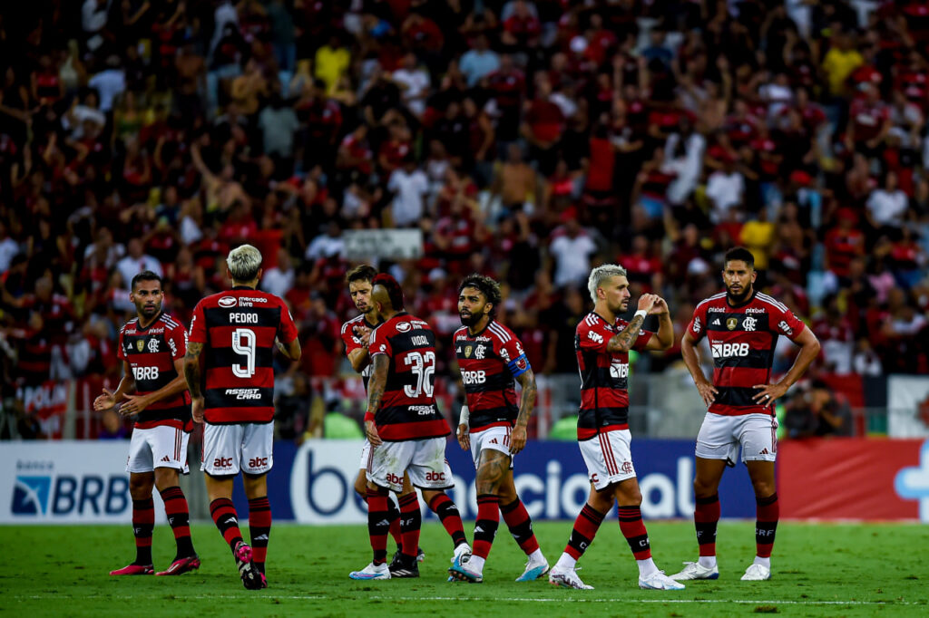 Jogadores do Flamengo em campo contra o Vasco, pelo Carioca