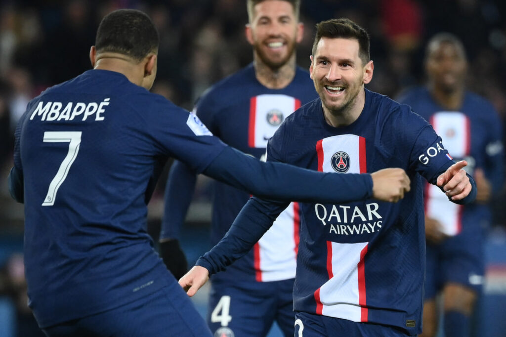 Messi e Mbappé comemoram gol do PSG