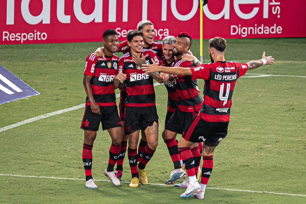 Time do Flamengo em campo pelo Campeonato Carioca; Flamengo enfrenta o Fluminense neste sábado, balanço financeiro e as últimas notícias