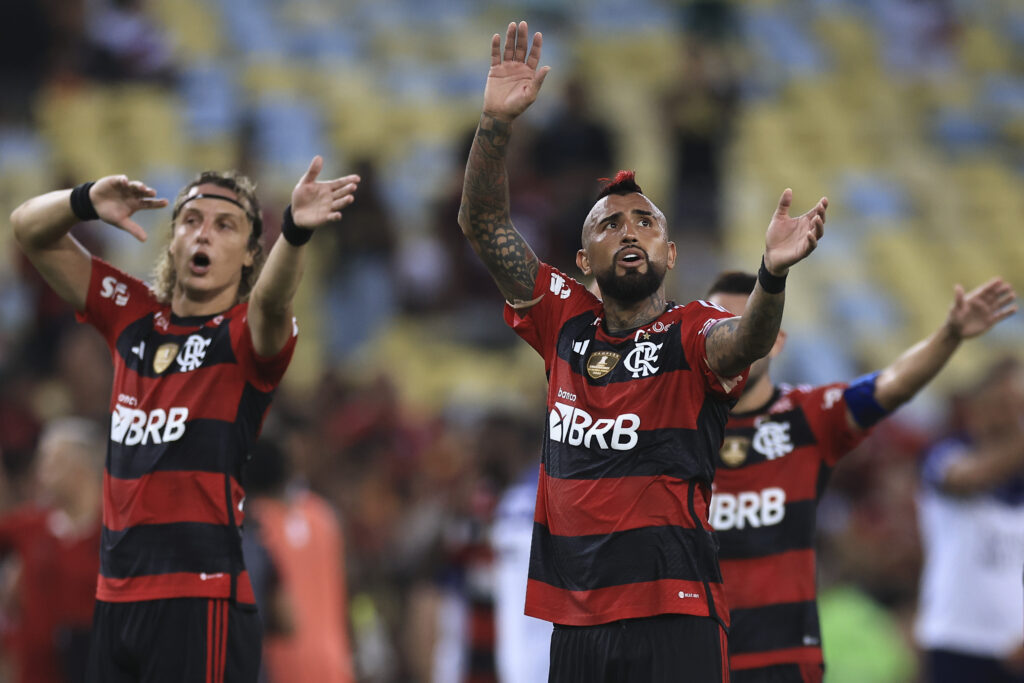 David Luiz e Vidal comemoram vitória do Flamengo sobre o Vasco