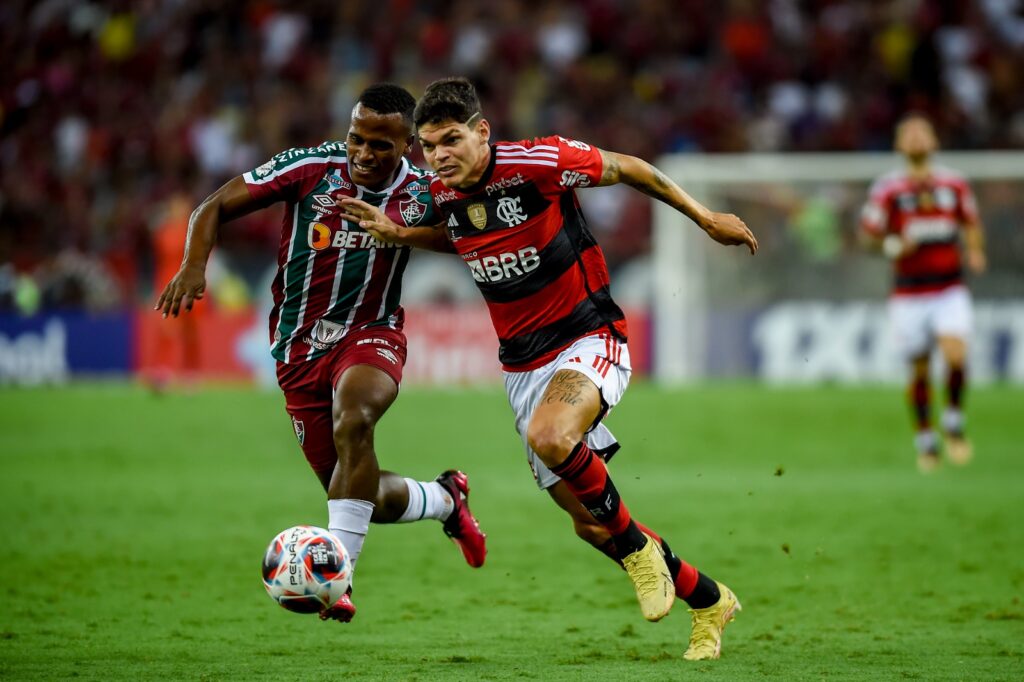 Ayrton Lucas em campo pelo Flamengo na final do Carioca contra o Fluminense; FERJ divulgou borderô do jogo