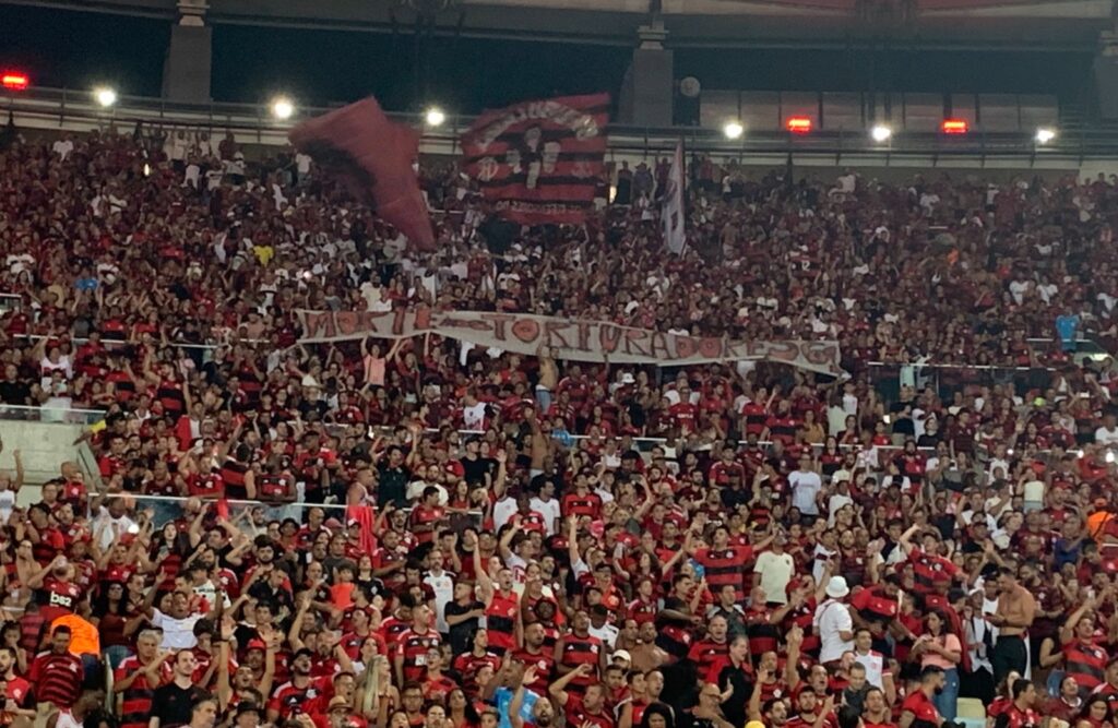 Torcedores do Flamengo estendem faixa com dizeres "morte aos torturadores de 64" no Maracanã