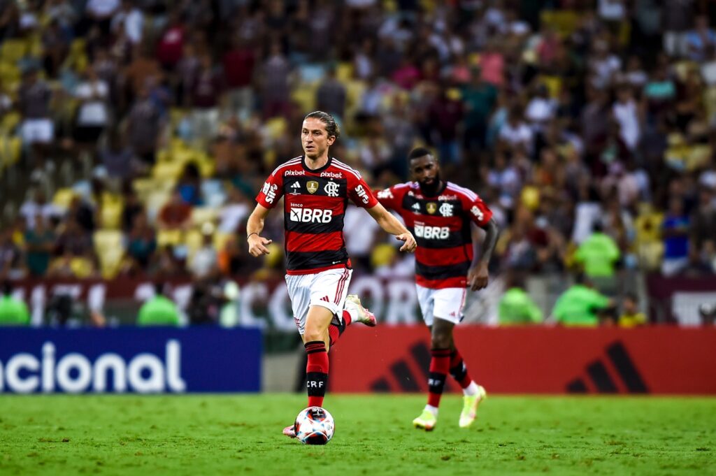 Filipe Luís em jogo do Flamengo; lateral cogita aposentadoria ao final da temporada; Fla irá rejuvenescer elenco na janela