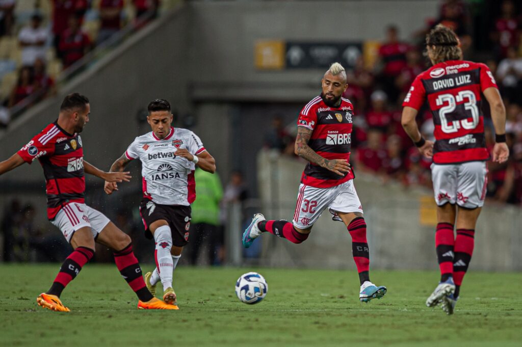Thiago Maia e Vidal em campo pelo Flamengo na Libertadores; Roger Flores criticou atuação da equipe