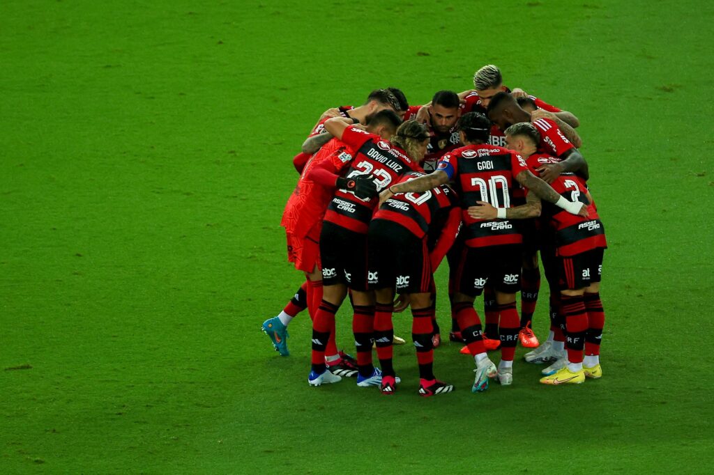 Time do Flamengo antes de iniciar a final do Carioca; Rubro-Negro estreia na Copa do Brasil contra o Maringá